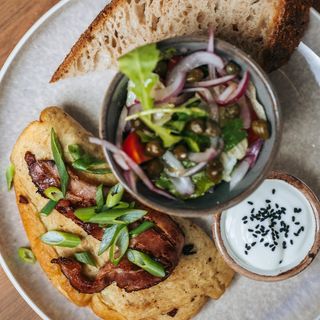 OMLET Z BOCZKIEM I CEBULKĄ