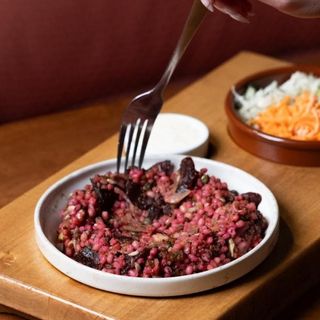 Zapiekany burak ze skwarkami z tofu