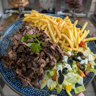 Danie na talerzu mięso wieprzowe z karkówki