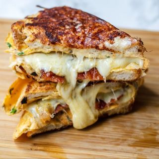 Chilli garlic omlet tost