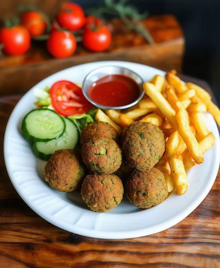 Falafel wegetariański na talerzu