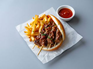 Kebab w bułce z frytkami