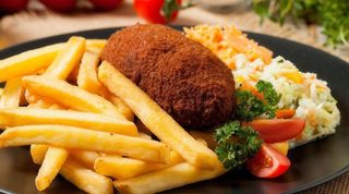 Devolay z ziemniaczkami  I surówką