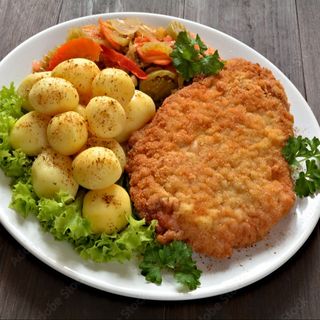 Filet z kurczaka z ziemniakami zapiekanymi surówką