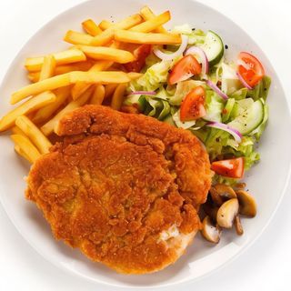 Grochówka  schabowy  frytki  surówka 