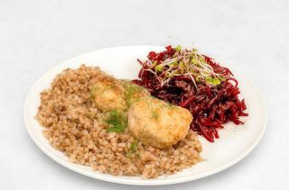 Kotlet mielony 2 szt z kaszą gryczaną i buraczkami