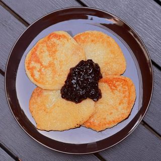 Placki ziemniaczane z dżemem jagodowym