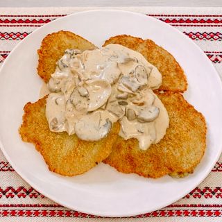 Placki ziemniaczane z sosem pieczarkowym