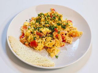 Jajecznica z pomidorami i papryką