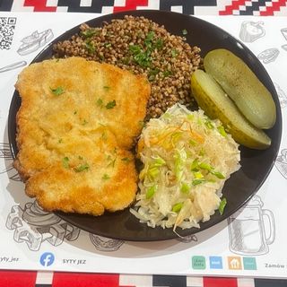 Kotlet schabowy z kaszą gryczaną i kiszonkami 450g