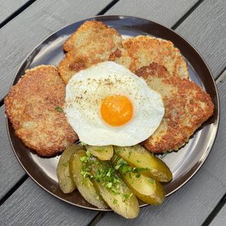 Placki ziemniaczane z jajkiem sadzonym i ogórkiem kiszonym