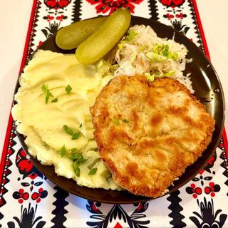 Kotlet schabowy z puree i kiszonkami 470 g