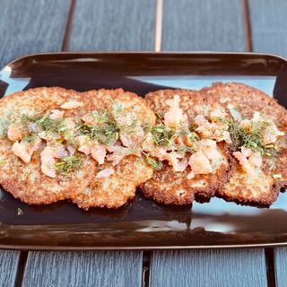Placki ziemniaczane z łososiem i ziołami