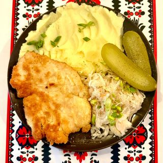 Kotlet z kurczaka z puree i kiszonkami 450 g