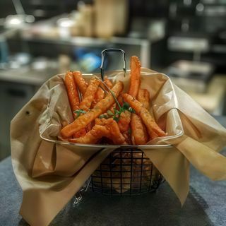 FRYTKI Z BATATÓW + SOS