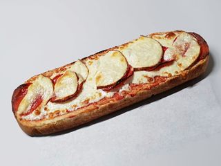 Zapiekanka oscypek, salami