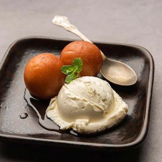 Gulab jamun z lodami