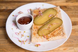 Naleśnik szarpaną wieprzowiną w sosie bbq