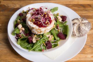 Sałatka z grillowanym camembertem