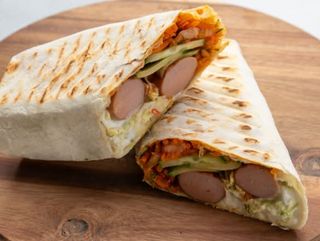 Hot dog w lawaszi z podwójną parówka