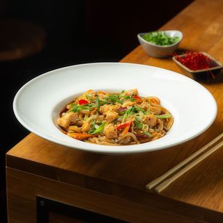 Makaron udon z kurczakiem i warzywami