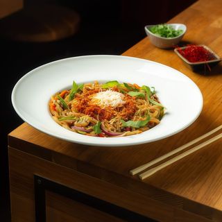 Makaron udon z mięsem mielonym i warzywami