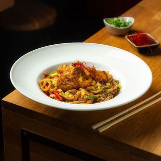 Makaron udon z boczniakami i warzywami