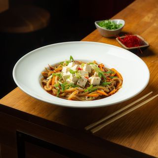 Makaron udon z tofu i warzywami