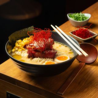 Miso ramen serowo-truflowy z pieczoną karkówką