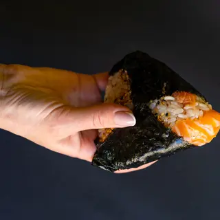 Onigiri z grillowanym łososiem