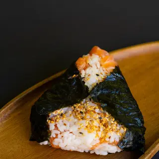 Onigiri z ogórkiem i łososiem
