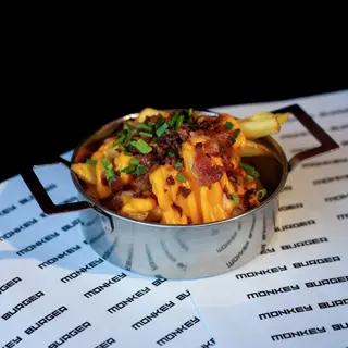 Frytki z bekonem i sosem serowym 250g