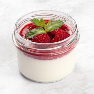 Panna cotta - Malina z owocami leśnymi