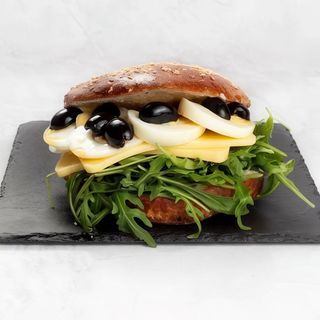 Kanapka z serem żółtym i oliwkami