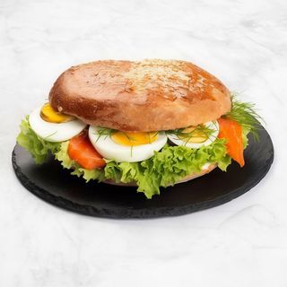 Kanapka z łososiem wędzonym