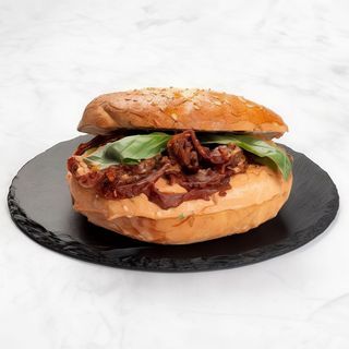 Kanapka z pastą z fety i suszonych pomidorów