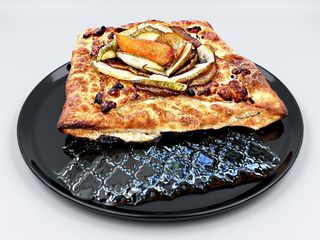 Chaczapuri z ciasta francuskiego z gruszkami i miodem