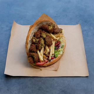 Bułka powiększona falafel z frytkami