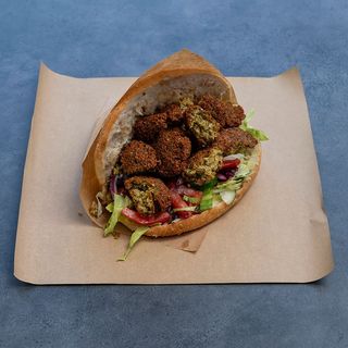 Bułka powiększona falafel