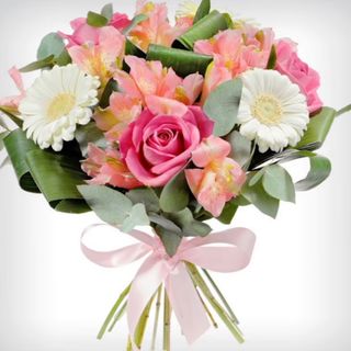 Bukiet sezonowych kwiatów pastelowych