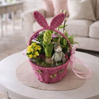 Kompozycja wielkanocna w koszyku z hiacyntem