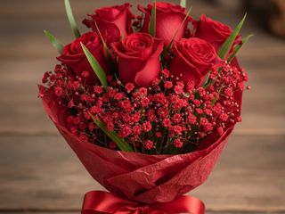 Bukiet 5 czerwonych róż w ozdobnym papierze