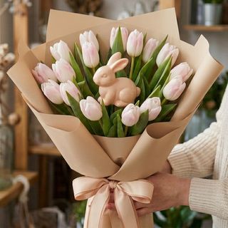 Bukiet wielkanocny jasnych tulipanów