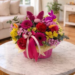 Wielkanocna kompozycja wiosennych kwiatów w koszuku