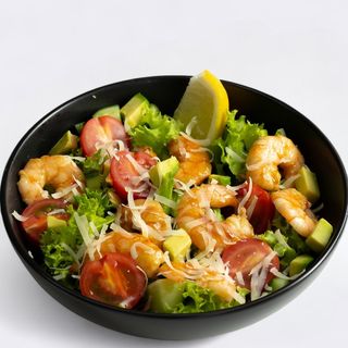 Sałatka z krewetkami i parmesanem