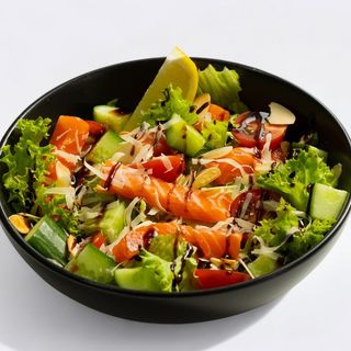 Sałatka z łososiem i płatkami migdałów