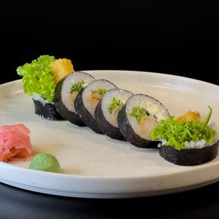 Futomaki z krewetką w tempurze i serkiem