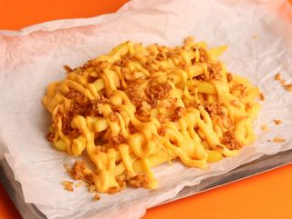 Frytki z serem i prażoną cebulką