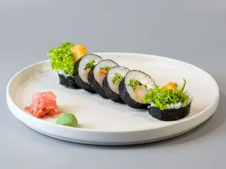 Futomaki z krewetką w tempurze i serkiem