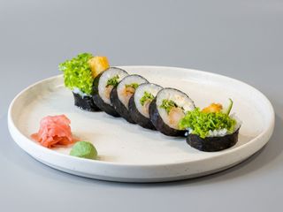 Futomaki z krewetką w tempurze i serkiem
